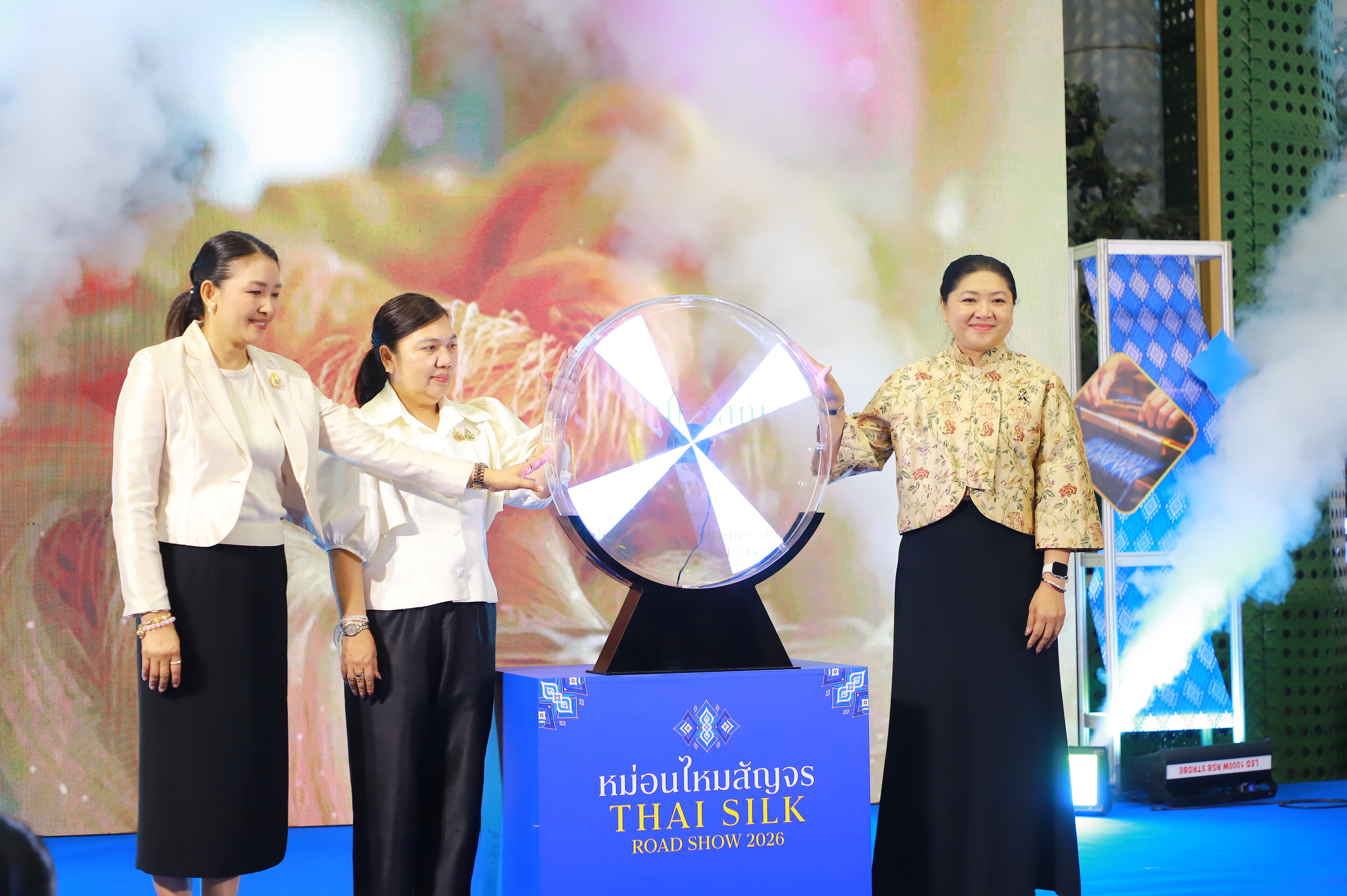 title - ส.ป.ก. ร่วมพิธีเปิดงานหม่อนไหมสัญจร ณ กรุงเทพมหานครและจังหวัดนนทบุรี ครั้งที่ 1 ชูนโยบาย ตลาดนำการผลิต เพิ่มช่องทางจำหน่าย สร้างรายได้เกษตรกร